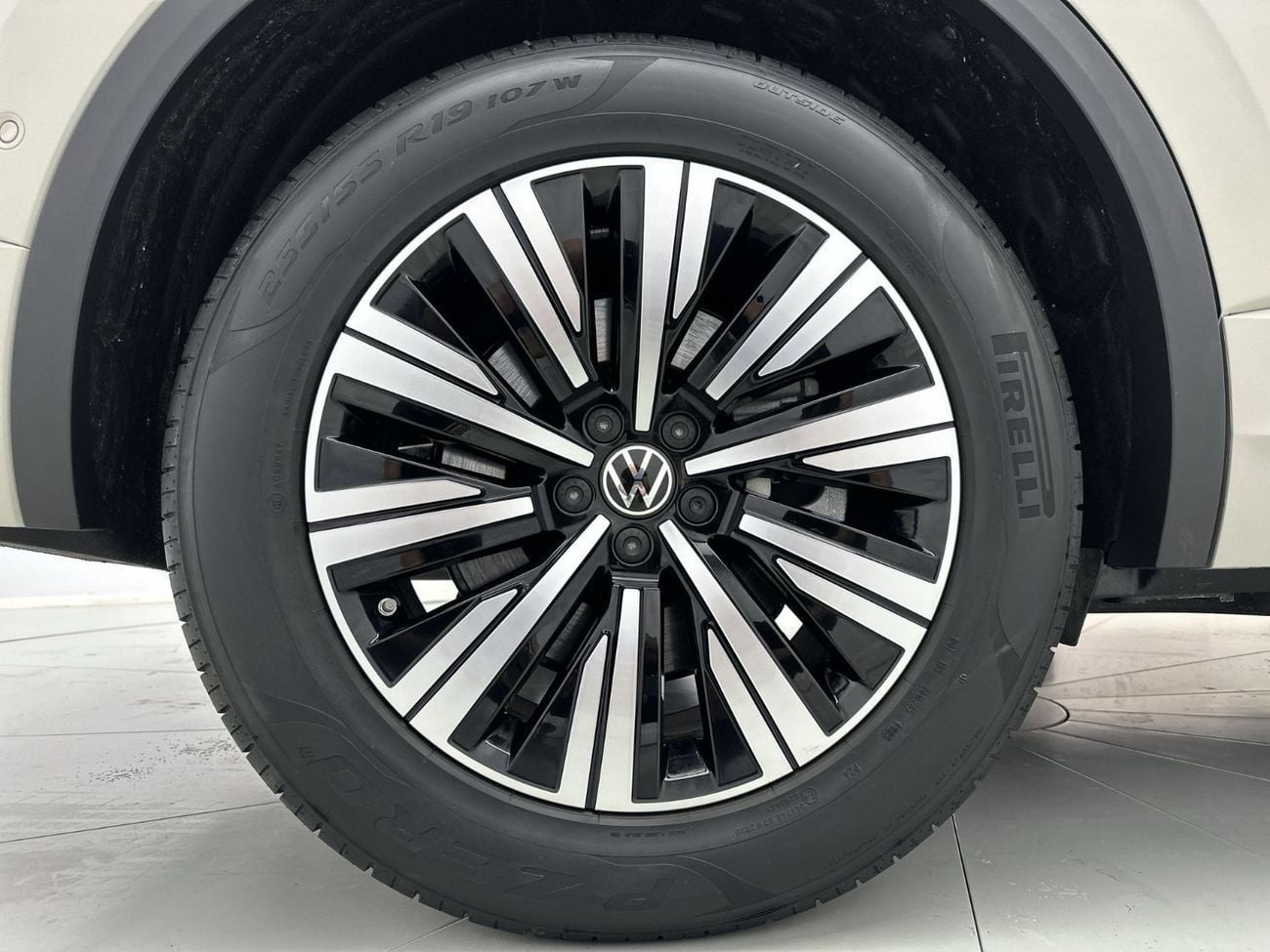 فولكس واجن طوارق ELEGANCE Touareg Elegance+ 3L Tirano| Ex-Demo Car | Luxury 4MOTION SUV | Panoramic Sunroof | IQ.LIGHT HD Matr