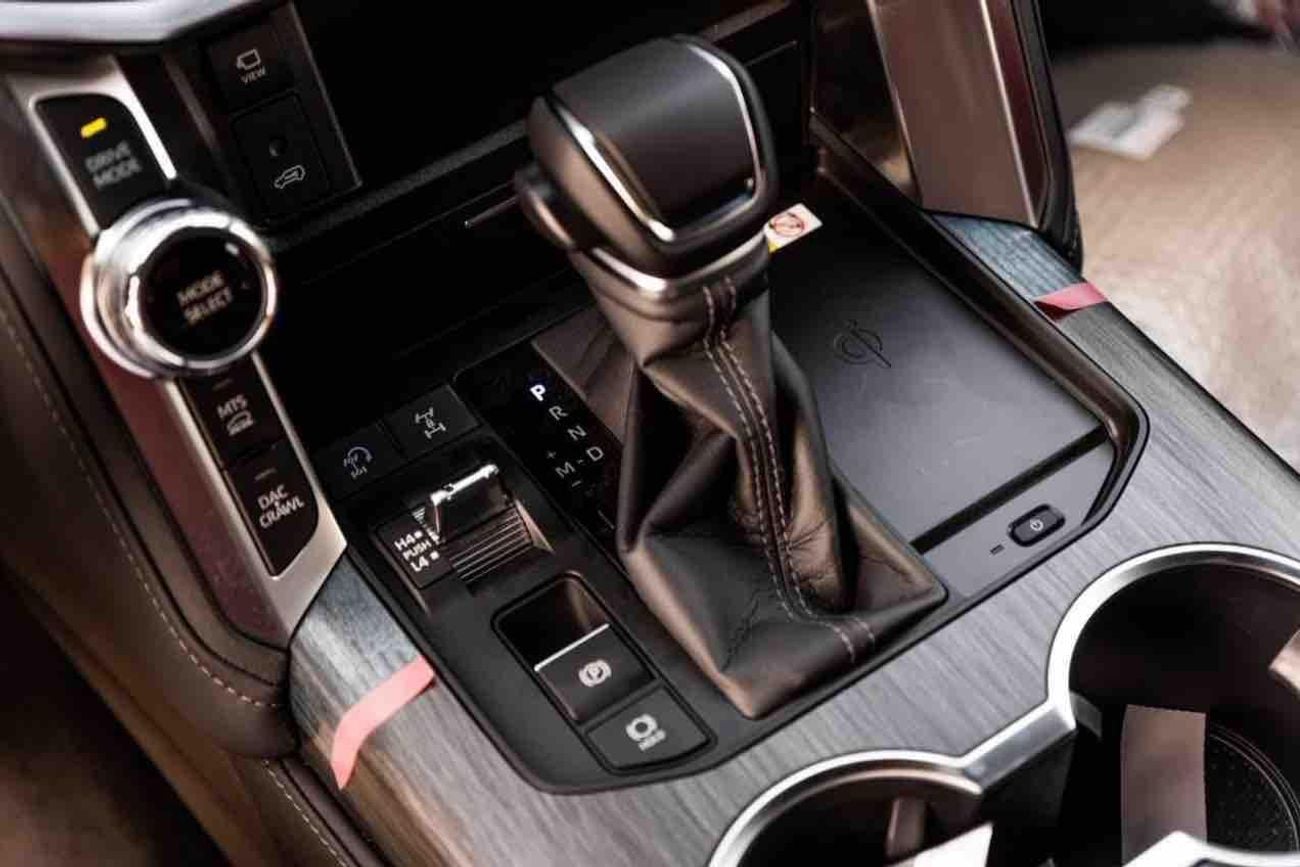 تويوتا لاند كروزر VXR لاندكروزر 300 3.3 ديزل VXR حصري أسود/أحمر، مقصورة داخلية سوداء، موديل 2026/2026
