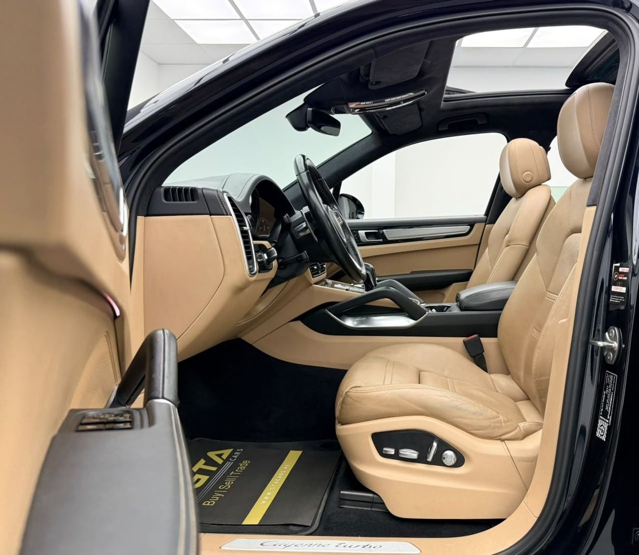 Porsche Cayenne TURBO 2018 Porsche Cayenne Turbo, Service History, Excellent Condition, GCC.