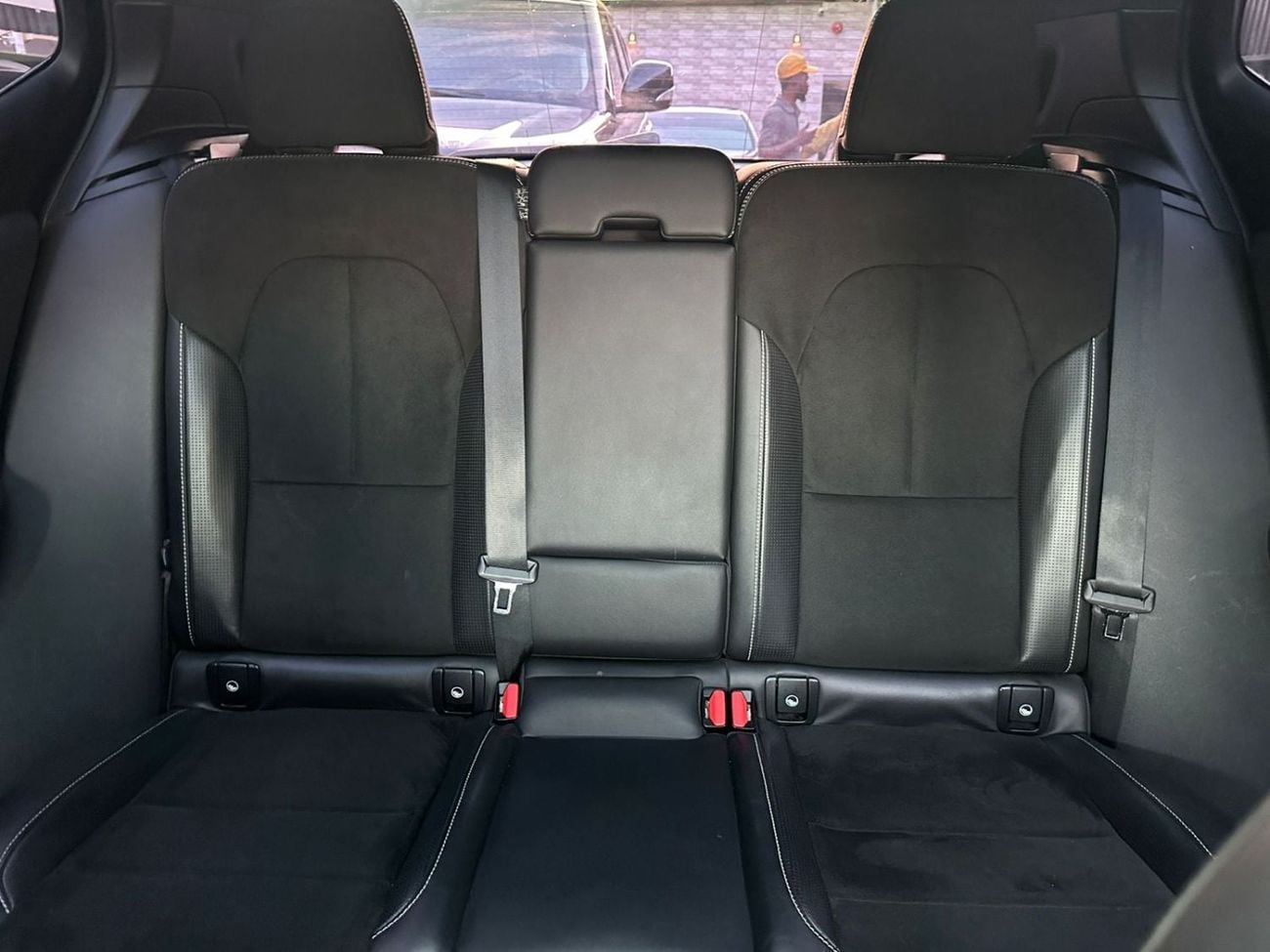 فولفو XC 40 R DESIGN فولفو XC40 T4 موديل 2020 بمواصفات خليجية، كروس أوفر فاخرة بتصميم رياضي وتجهيزات أمان وراحة متقدمة، م