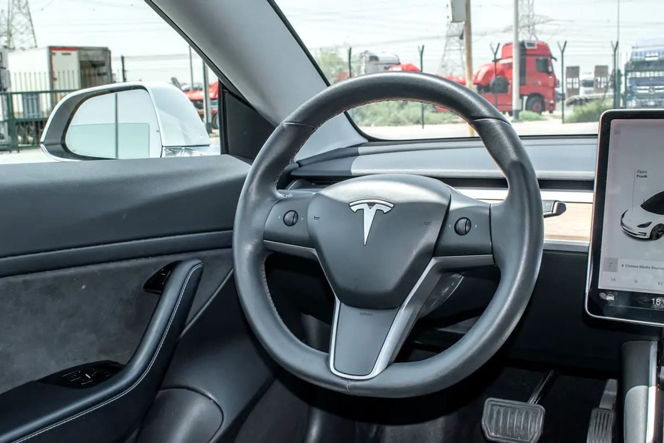 Tesla Model 3 STANDARD - AMERICAN SPECS - ONLY 61,000 KM