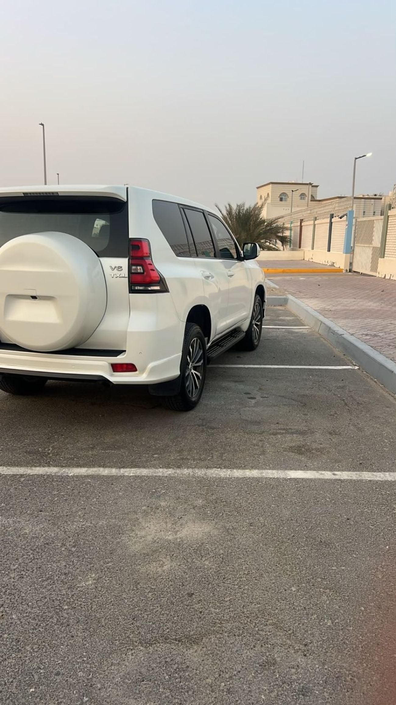 تويوتا برادو VXR محرك بنزين V6 سعة 4.0 لتر، كامل المواصفات، لون أبيض، زر تشغيل، فتحة سقف، ناقل حركة أوتوماتيكي، مقاعد