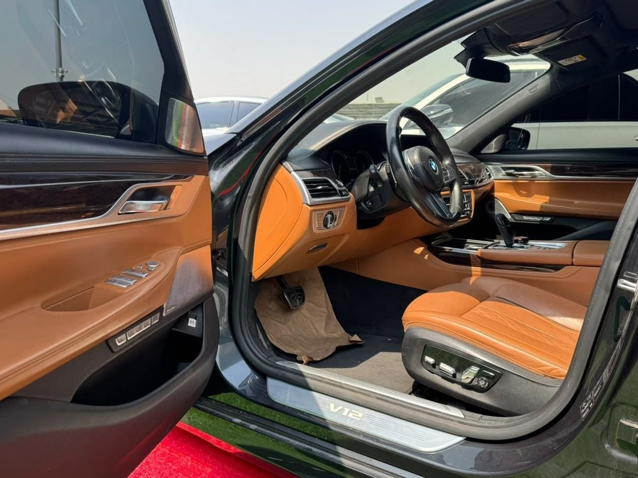 بي أم دبليو M760Li STANDARD بي إم دبليو 760Li xDrive V12 | ٢٠١٨ فخامة • أداء • كاملة المواصفات الموديل: ٢٠١٨ المحرك: ٦.٦ لتر،