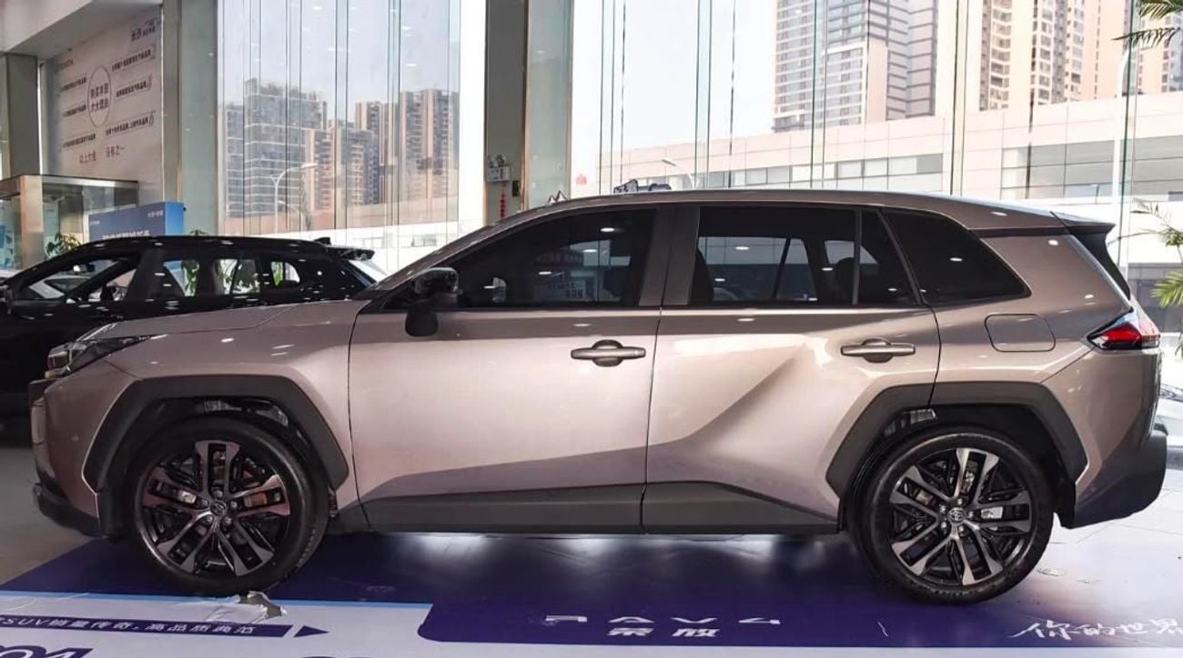 تويوتا راف ٤ LUXURY HEV FLAGSHIP TOP OPTION WITH HEAD UP DISPLAY & AUTO PARK