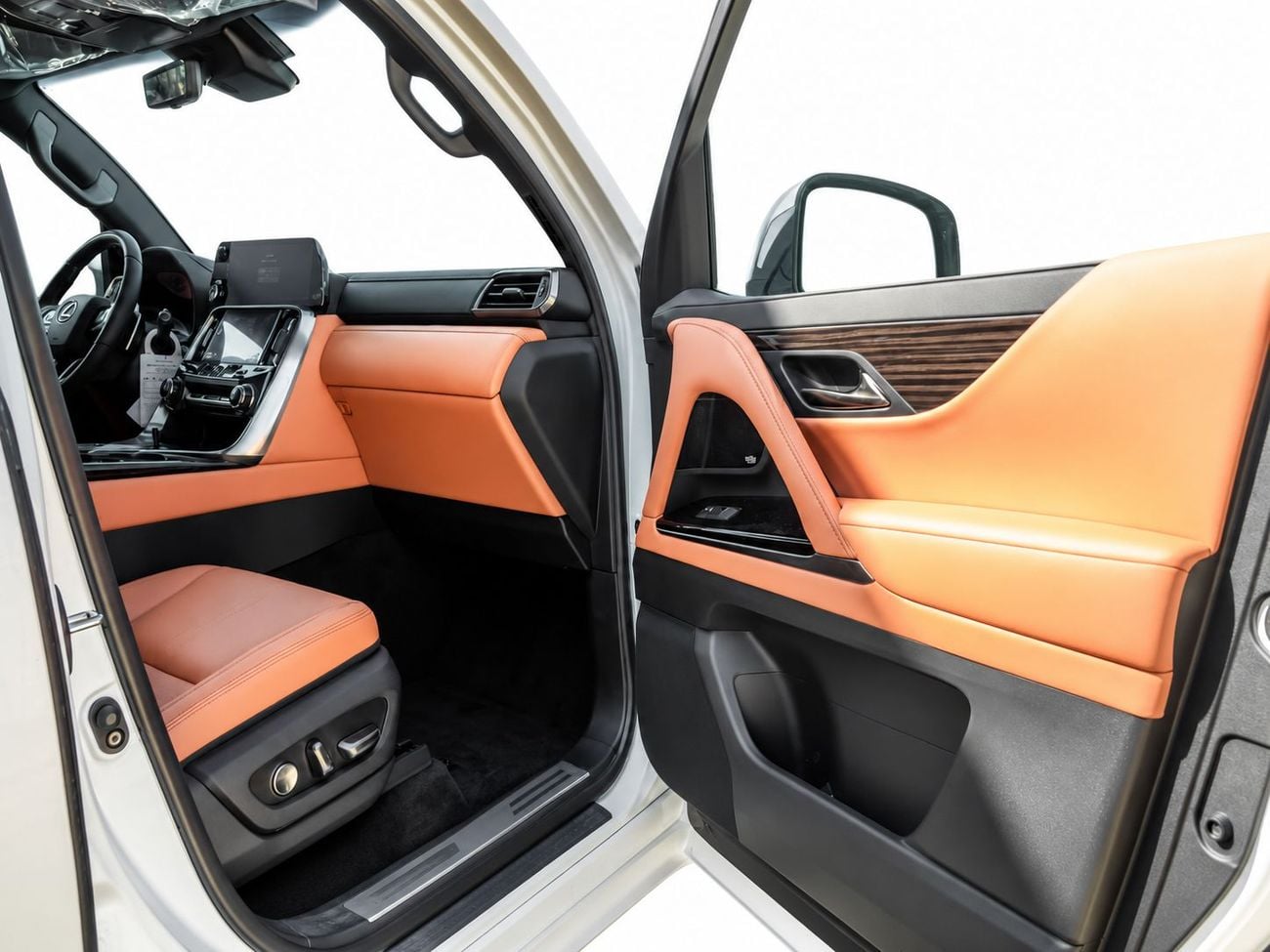 لكزس LX 700h VIP ECTAV0008 - لكزس LX700h VIP موديل 2026 - محرك هجين 3.5 لتر، ناقل حركة أوتوماتيكي - لون أبيض مع مقصور