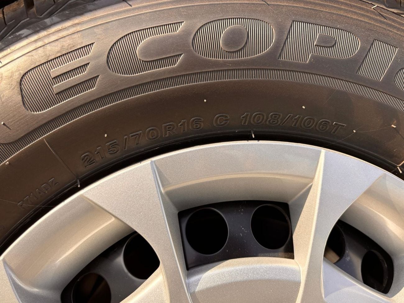 Toyota Hiace GL - STANDARD ROOF CARGO MANUAL TRANSMISSION