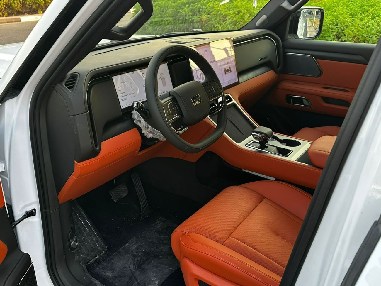 روكس 01 VIP ROX 01 7 SEATS HYBRID White/Orange | Long range 2026