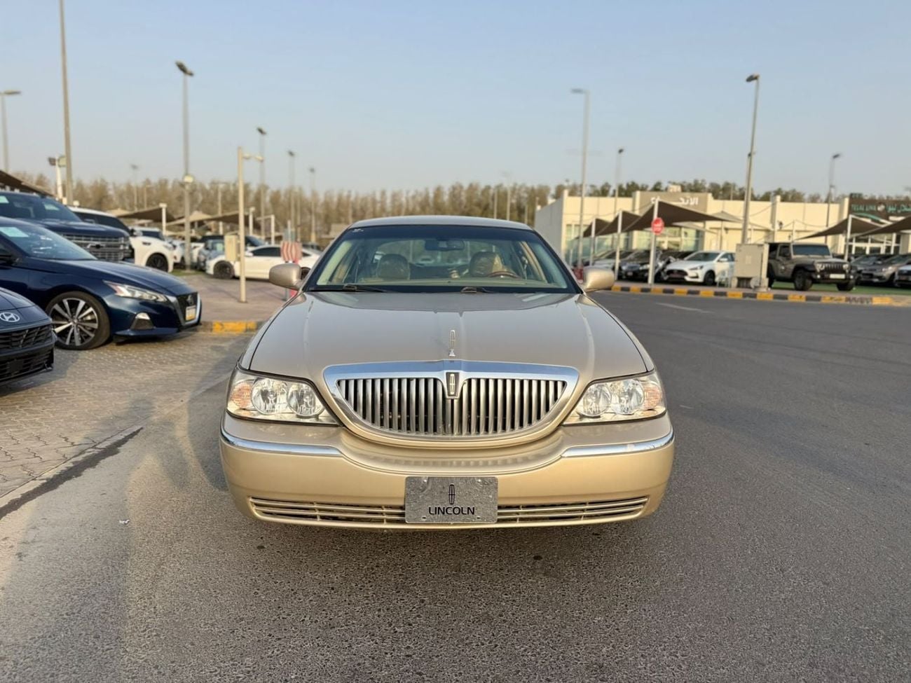 Lincoln Town Car SIGNATURE Accept a special price for a top-of-the-line model in excellent condition.