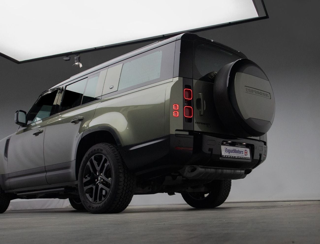 لاند روفر ديفندر 130 SE P400