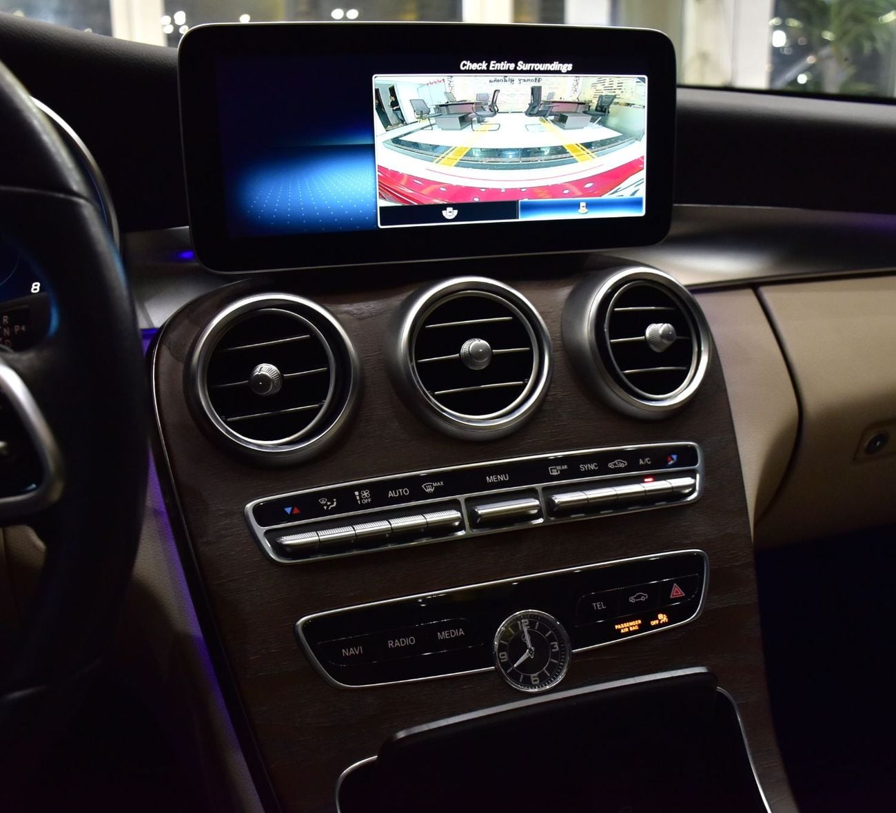 مرسيدس بنز C 300 STANDARD عرض ممتاز لسيارة مرسيدس بنز C300 4Matic (موديل 2021) باللون الأحمر وبمواصفات أمريكية