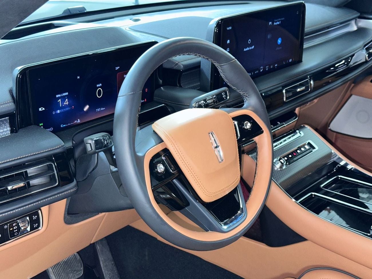 لينكولن أفياتور PRESIDENTIAL AVI925W / AL TAYER MOTORS/ AL QOUZ SHOWROOM