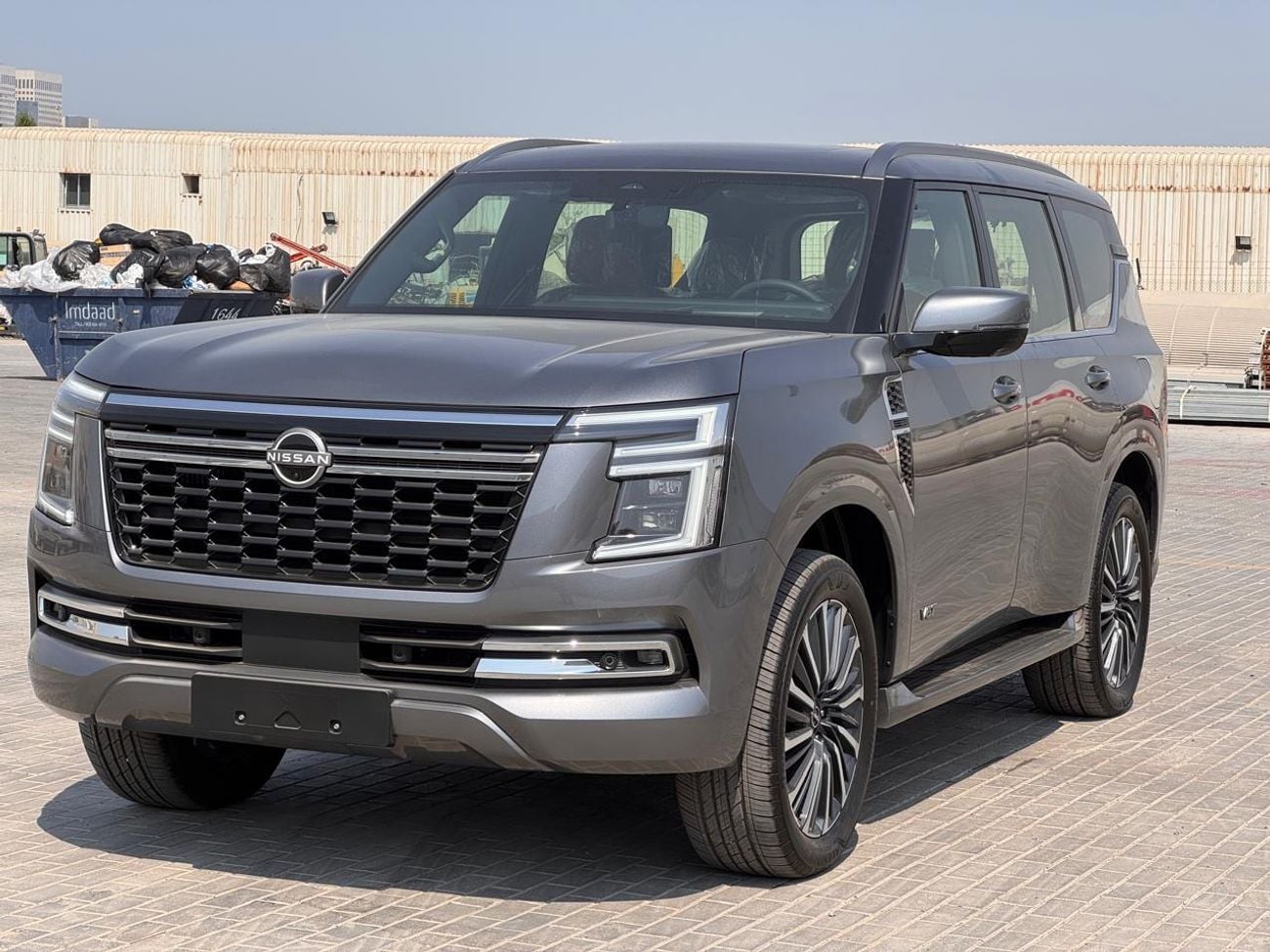 نيسان باترول LE بلاتينيوم سيتي (اللون الخارجي: رمادي / اللون الداخلي: بيج)