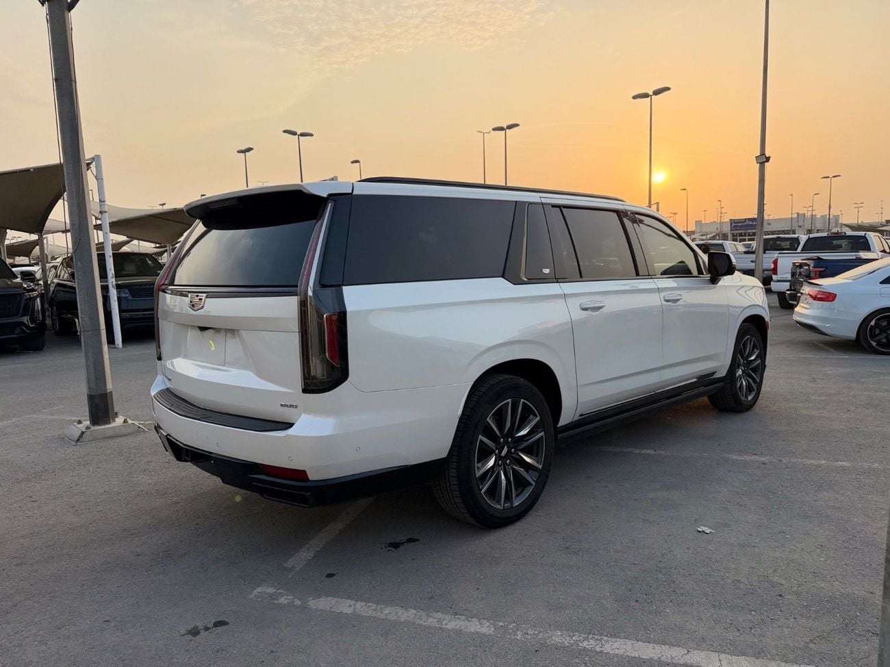 كاديلاك إسكاليد ESV PREMIUM LUXURY