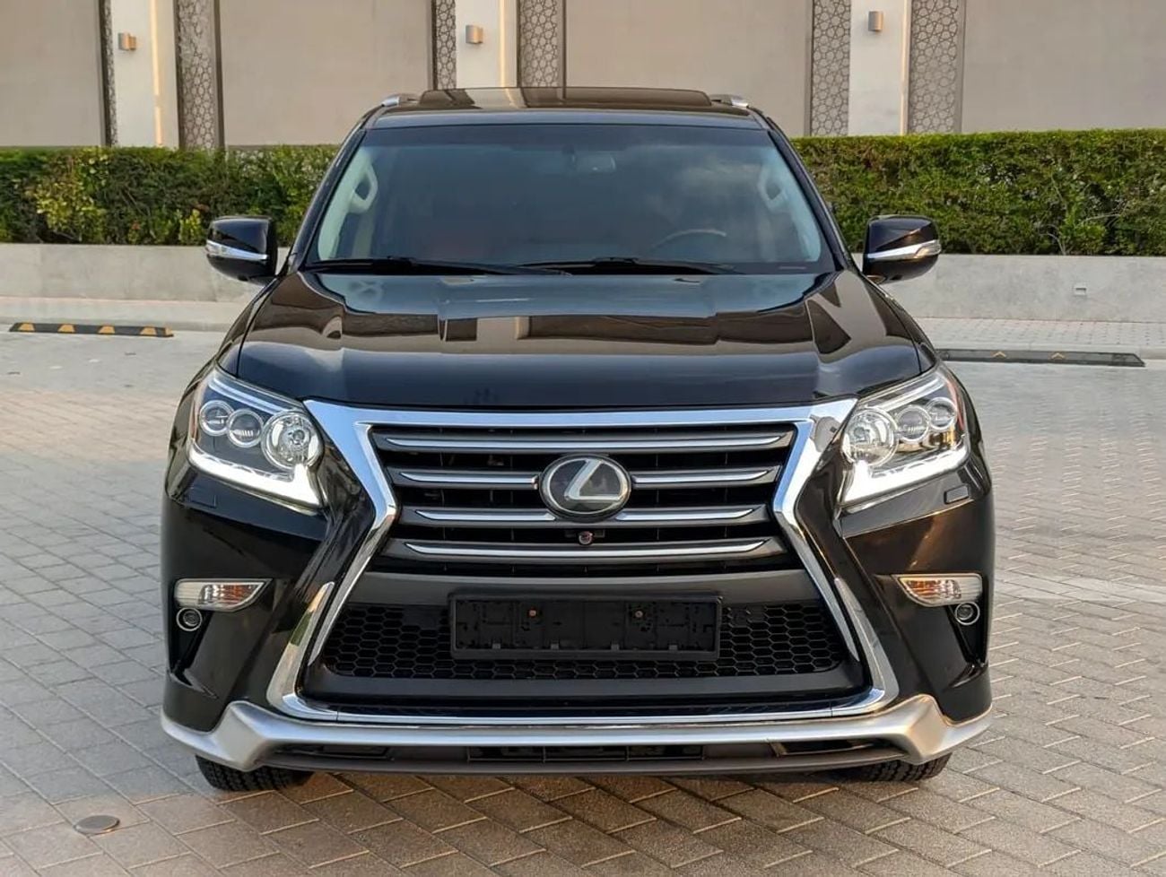 لكزس GX 460 بلاتينيوم سيارة موديل 2019 بمحرك V8 سعة 4.6 لتر، بمواصفات خليجية، بحالة داخلية وخارجية ممتازة.