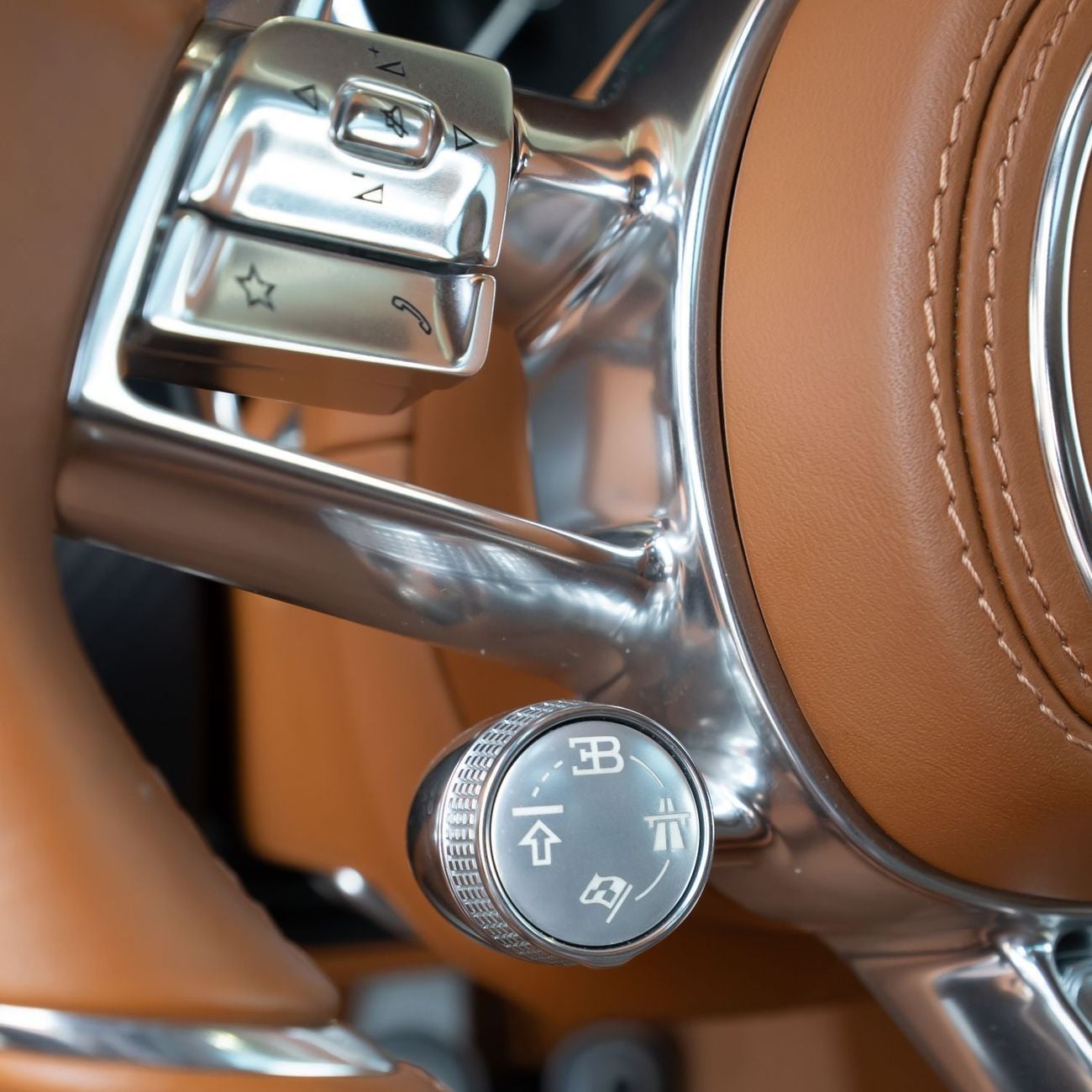 بوغاتي شيرون 2021 BUGATTI CHRION (1 OF 20) DONE 6000KM (4 YEARS WARRANTY+ SERVICE)