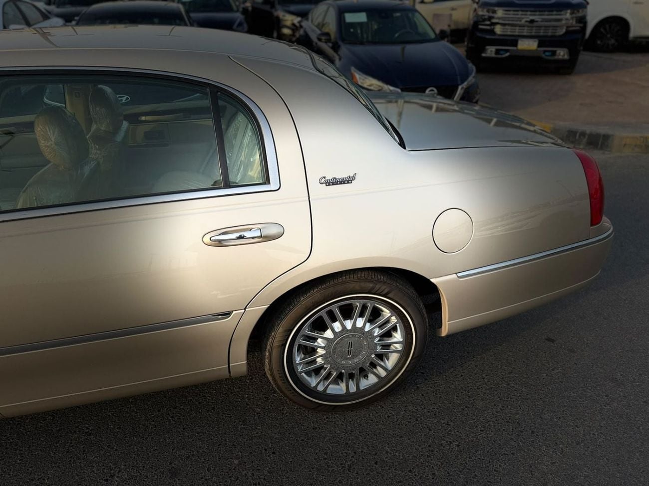 Lincoln Town Car SIGNATURE Accept a special price for a top-of-the-line model in excellent condition.