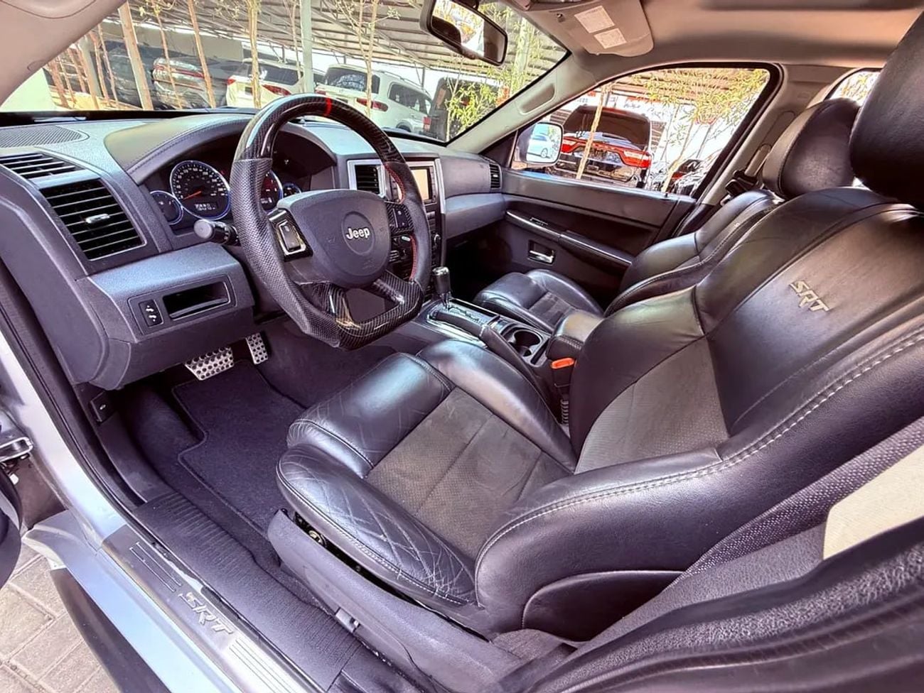 جيب جراند شيروكي SRT8 جيب جراند شيروكي SRT خليجي فل اوبشن SRT8 GCC Specs