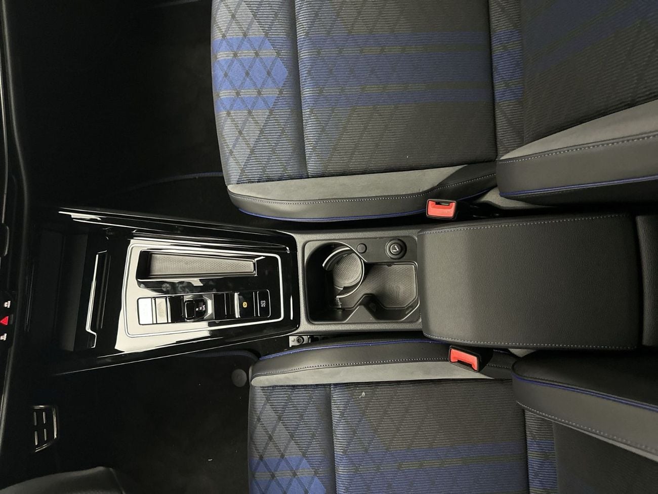 فولكس واجن جولف R 2.0L | Fabric Seats | 19" Estoril Alloys | Panoramic Roof