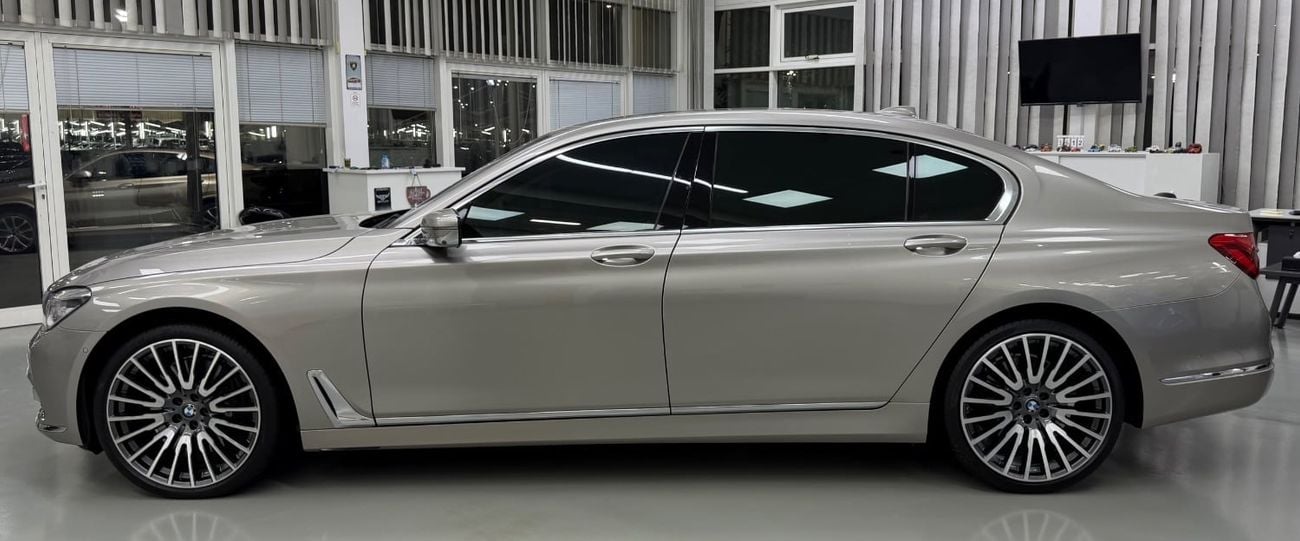 BMW 750Li XDRIVE LUXURY EXECUTIVE GCC .. FSH .. Perfect Condition .. Top Range .. Low Milegea