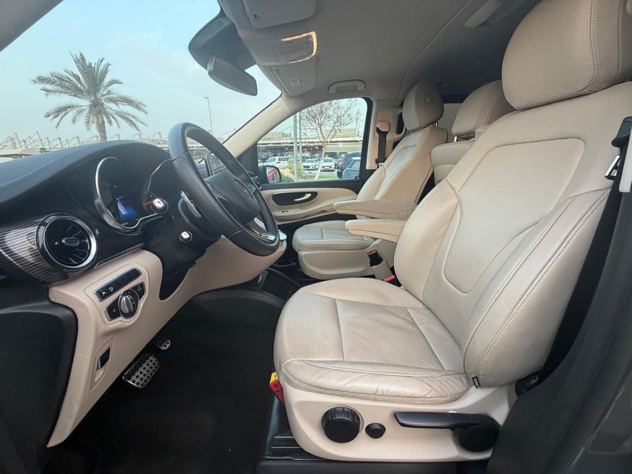 مرسيدس بنز V 250 AVANTGARDE/E MERCEDES BENZ V250 2023 GCC WITH SERVICE CONTRACT IN LOW MILEAGE FULL SERVICE HISTORY TWO KEYS
