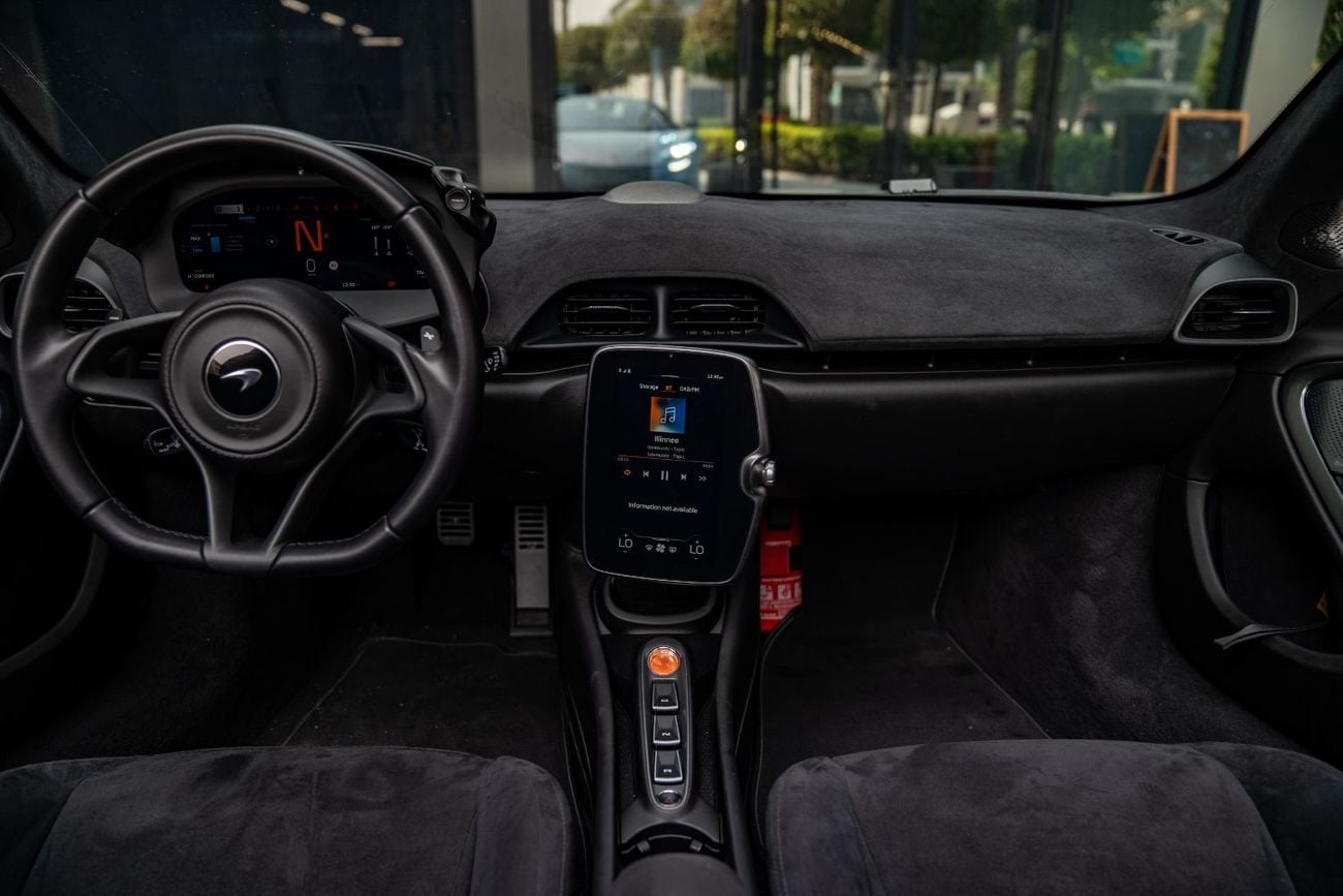 McLaren Artura STANDARD Fully Loaded low mileage 2 keys under warranty and service contract covered by PFF No accident No pa