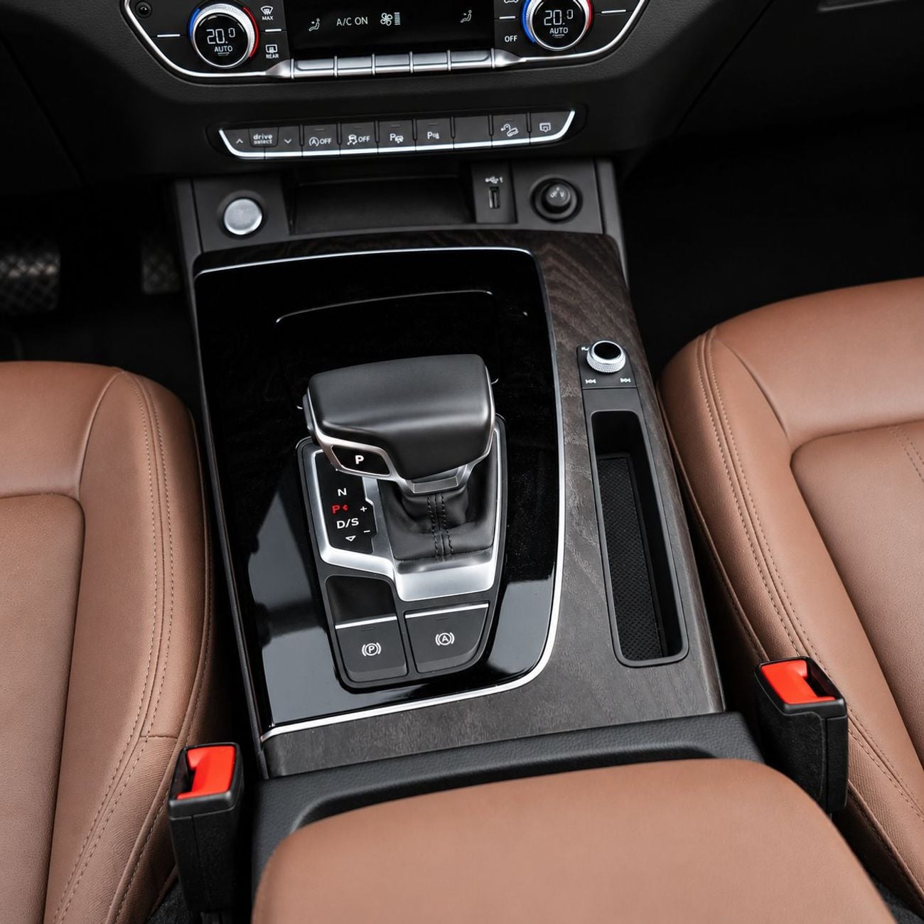 Audi Q5 AED 2,490 P.M • 0% Downpayment • Audi Q5 45 TFSI S Line • Agency Service Contract