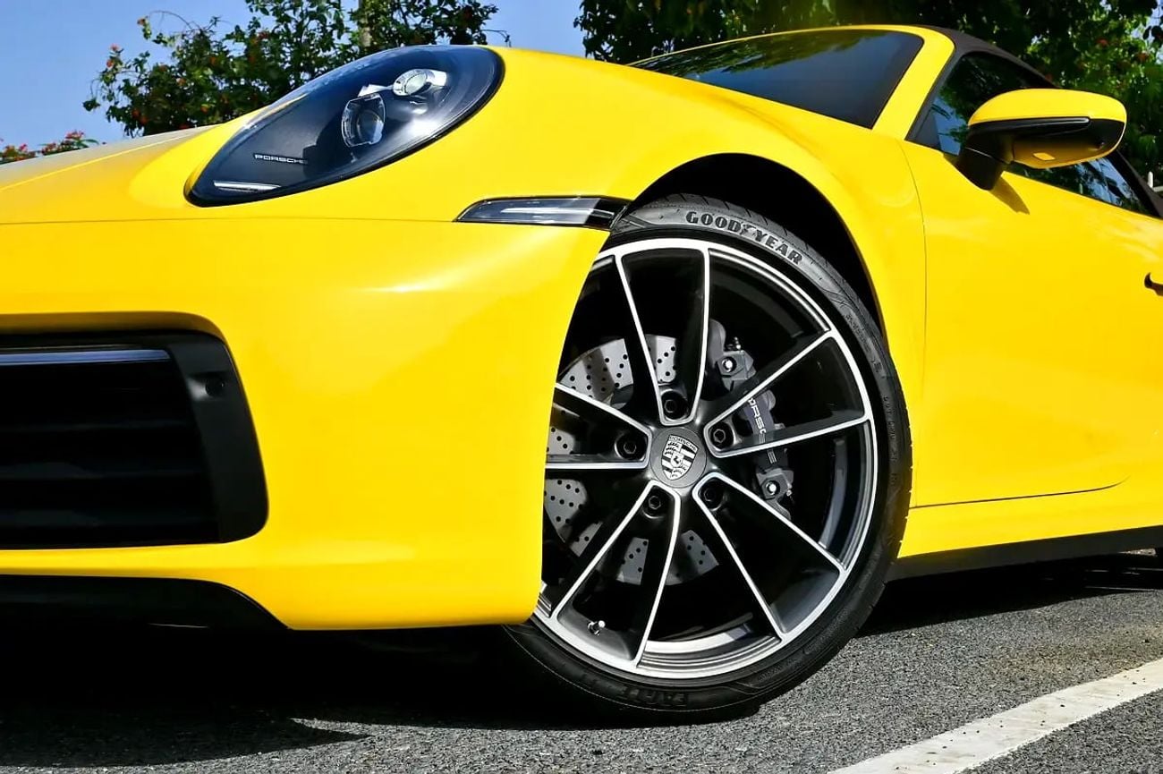 Porsche 911 CARRERA Cabriolet | Racing Yellow / Brown Roof | 379 HP | 989 KM | Warranty