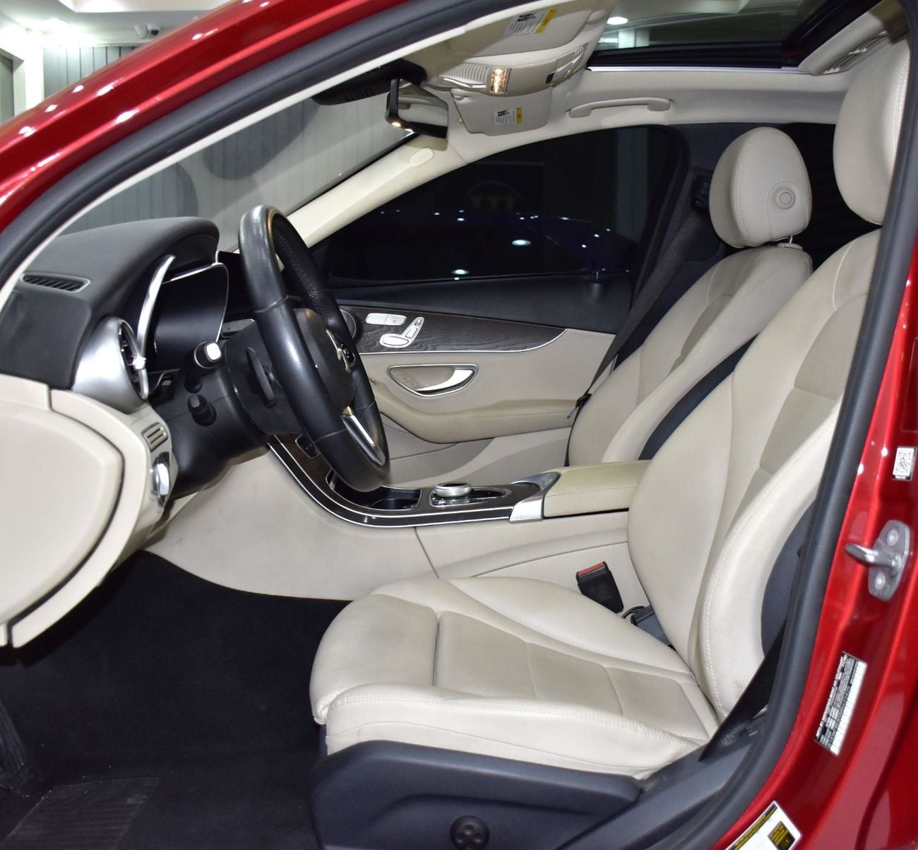 مرسيدس بنز C 300 STANDARD عرض ممتاز لسيارة مرسيدس بنز C300 4Matic (موديل 2021) باللون الأحمر وبمواصفات أمريكية