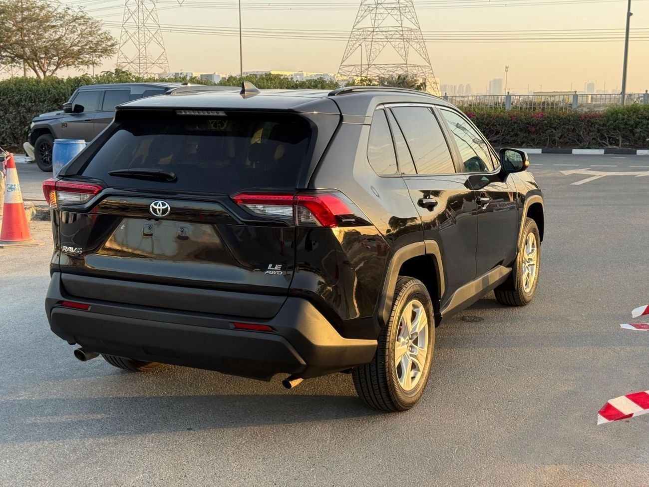 Toyota RAV4 LE AUTOMATIC PETROL SUV/CROSSOVER. ALL WHEEL DRIVE 5 SET CANADIAN SPECIFIC