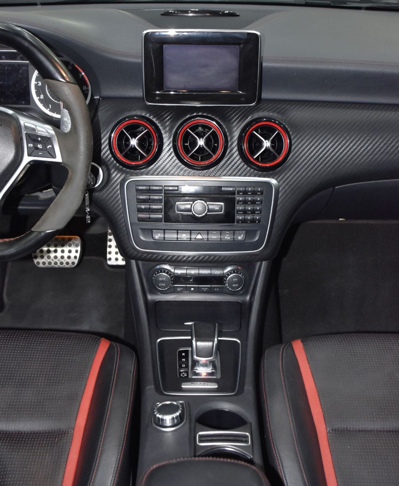 مرسيدس بنز A45 إيه إم جي عرض ممتاز لسيارة مرسيدس بنز A45 AMG 4Matic Edition 1 (موديل 2014) باللون الأبيض بمواصفات خليجية