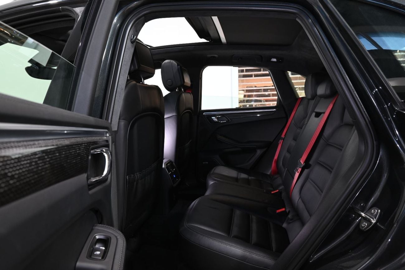 Porsche Macan TURBO 2017 Porsche Macan Turbo, Full Service History, Excellent Condition, GCC