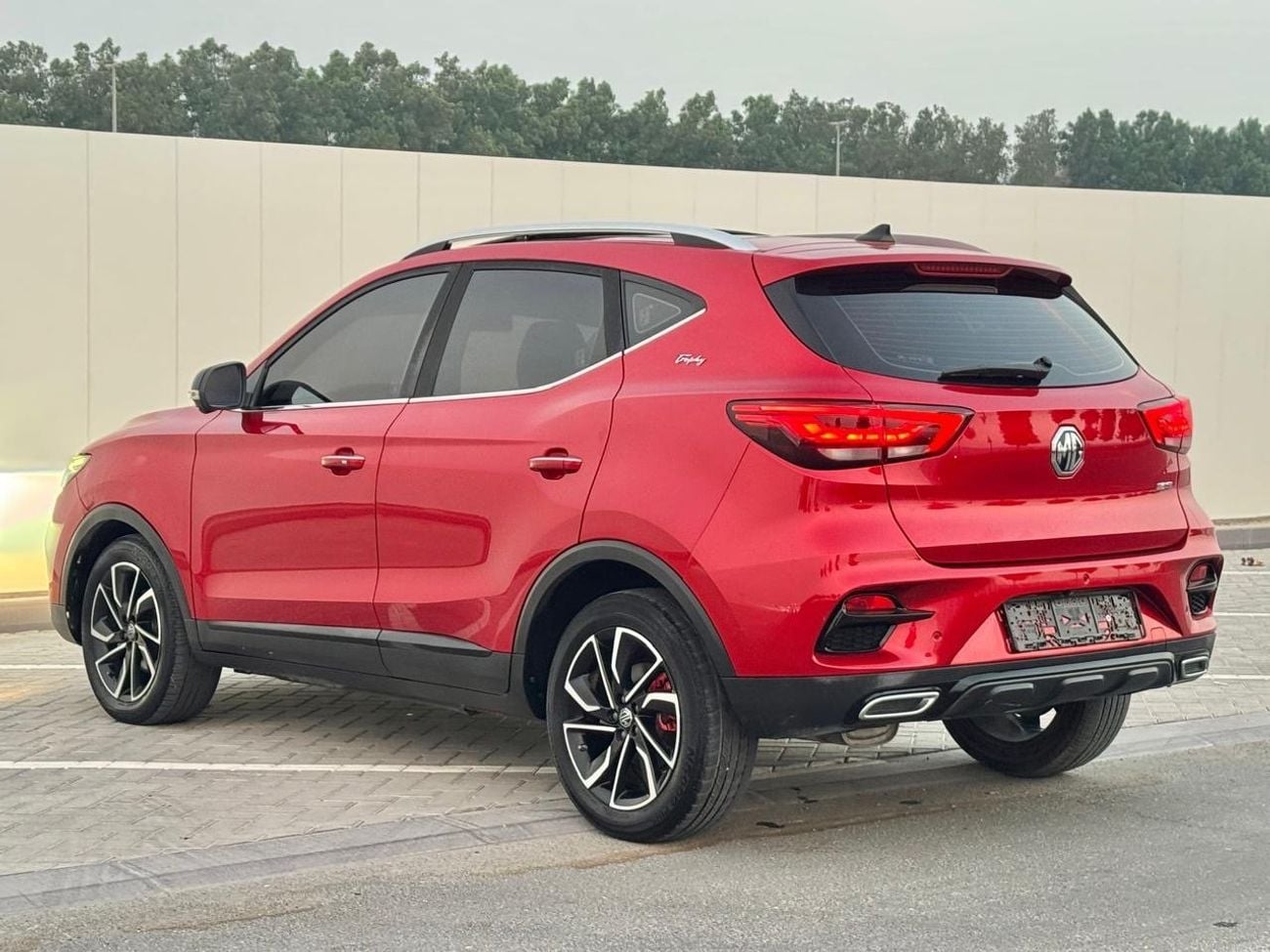 MG ZS LUX