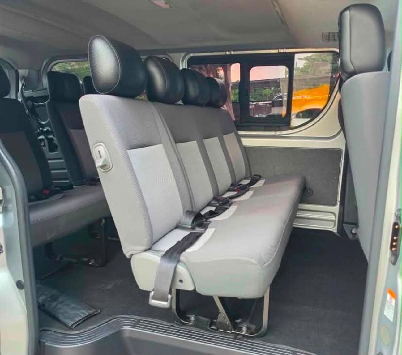 Toyota Hiace DX 2.8L DIESEL STD ROOF MT
