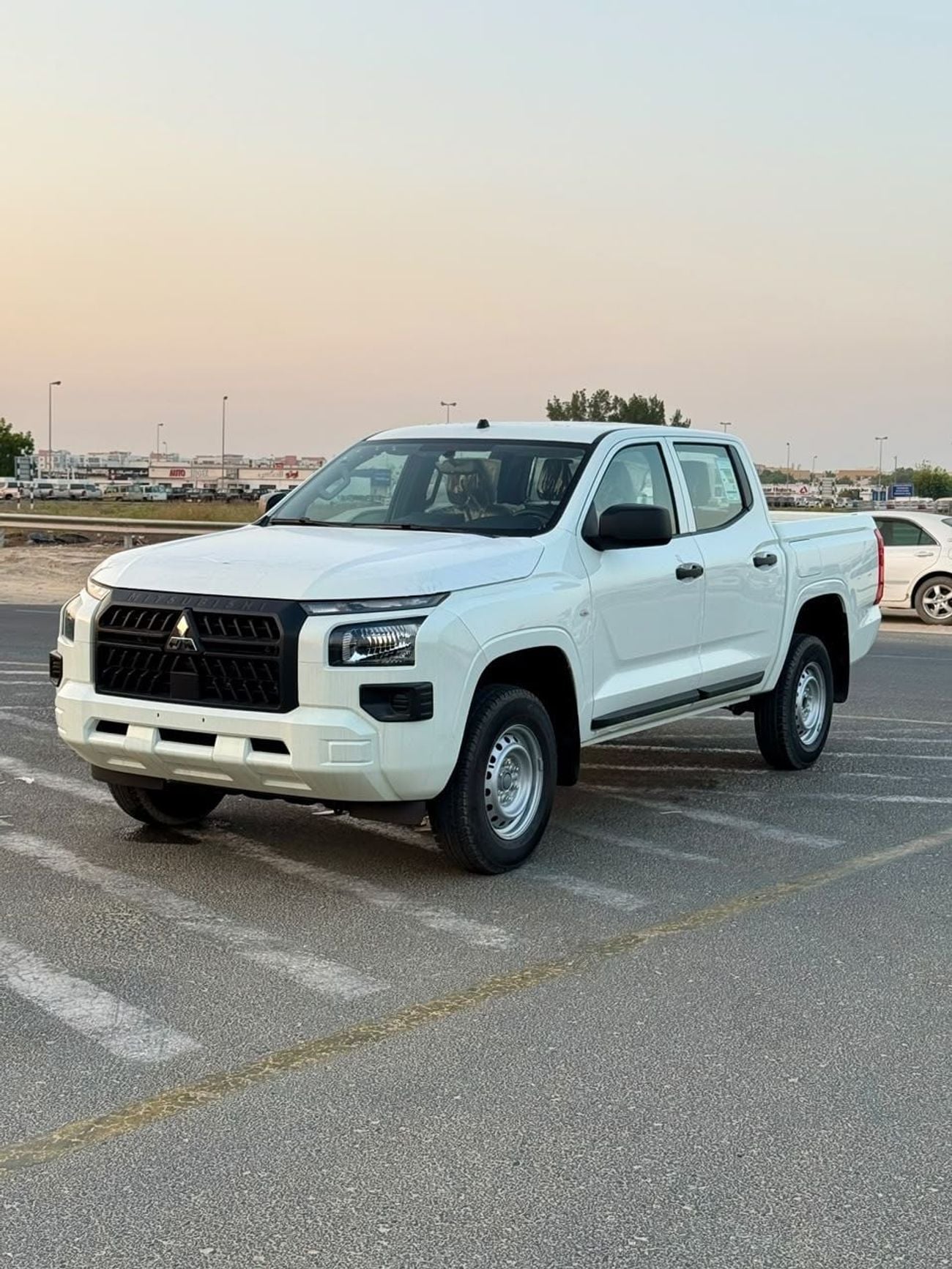 Mitsubishi L200 GLX MiTsUBiSHi - L-200 - M-Line - 2.4L - DC - MT - STaNDaRD - 2026 - WHiTE