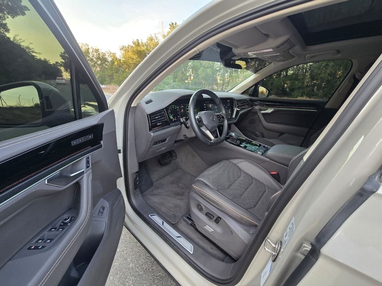 Volkswagen Touareg ELEGANCE HL 3.0L VOLKSWAGEN TOUAREG 2024 GCC // UNDER WARRNTY // LOW MILEAGE // PERFECT CONDITION