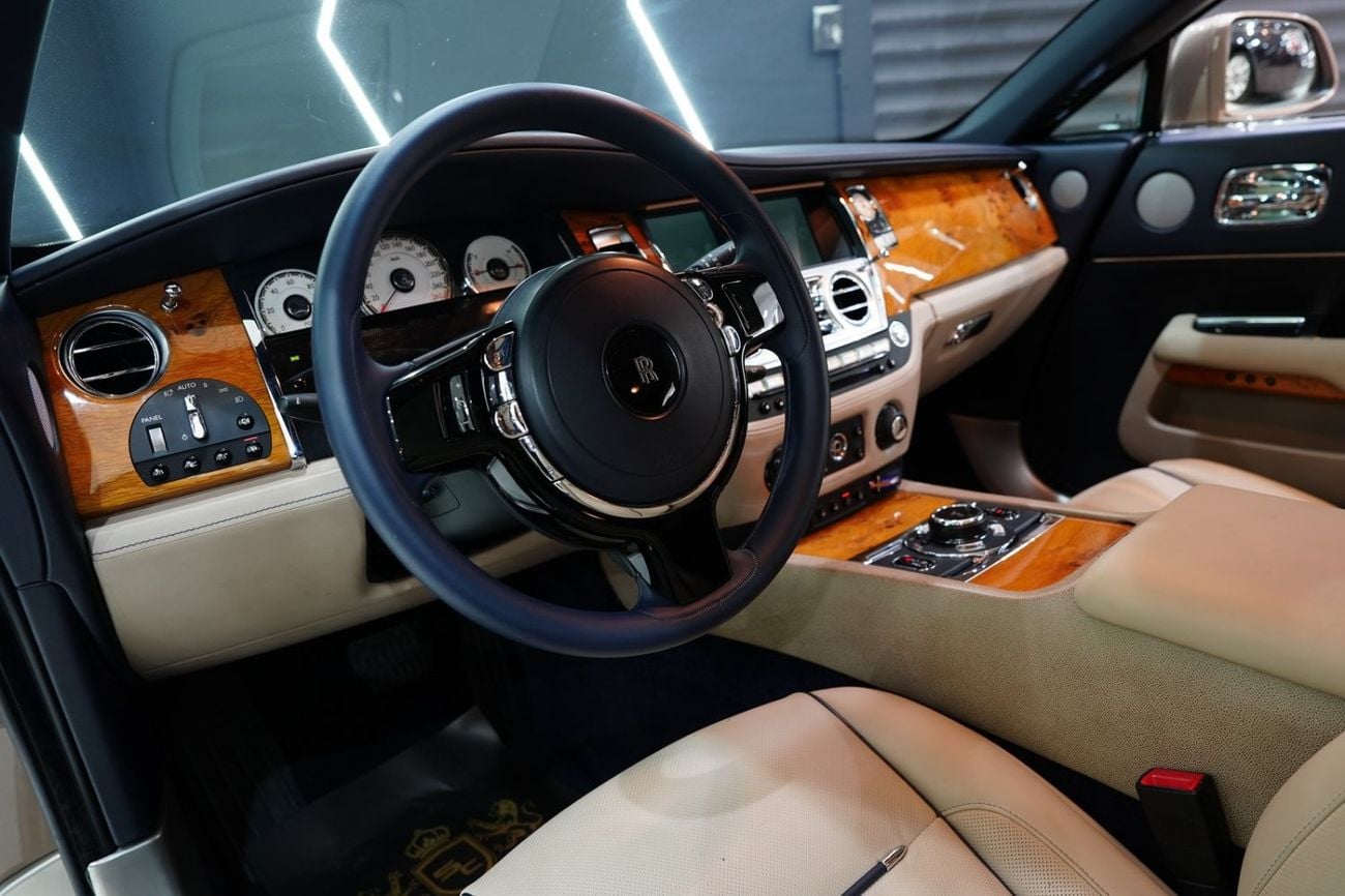Rolls Royce Wraith STD (6.6L · 12 Cyl · Automatic · Petrol · Coupe · Rear Wheel Drive · 4 Seats · 2 Door) Two-Tone, Starlight Headliner, GCC Specs!!