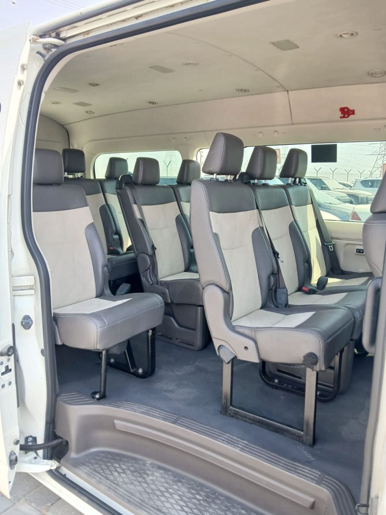 Toyota Hiace GL 2.8L Diesel Manual 9+ Seats 4 Doors