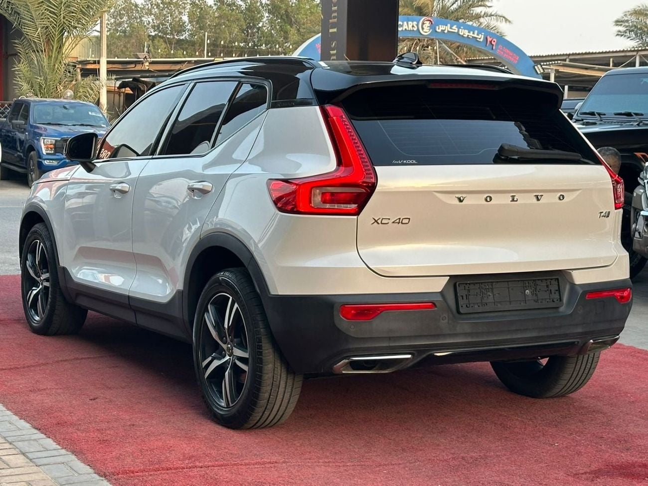 فولفو XC 40 R DESIGN فولفو XC40 T4 موديل 2020 بمواصفات خليجية، كروس أوفر فاخرة بتصميم رياضي وتجهيزات أمان وراحة متقدمة، م