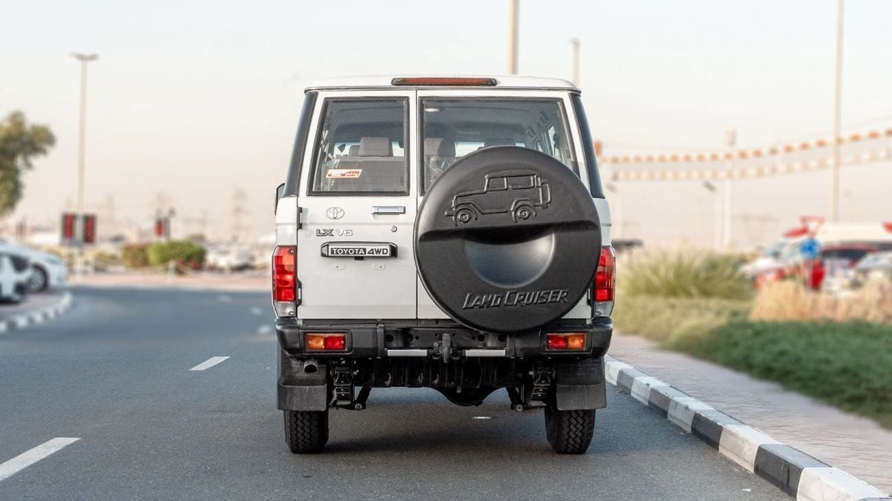 Toyota Land Cruiser 70 LC76 HT VXR Toyota Land Cruiser 4.0L MT Petrol (White-Brown) Basic