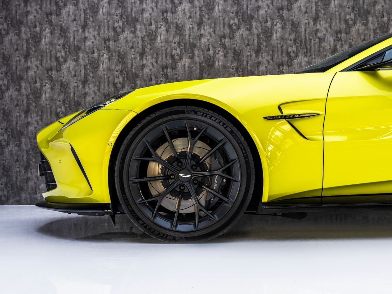 Aston Martin Vantage STANDARD BUY NOW, PAY 2027 | THE BLACKLINE STANDARD | Aston Martin Warranty + Service, GCC, Low KMs