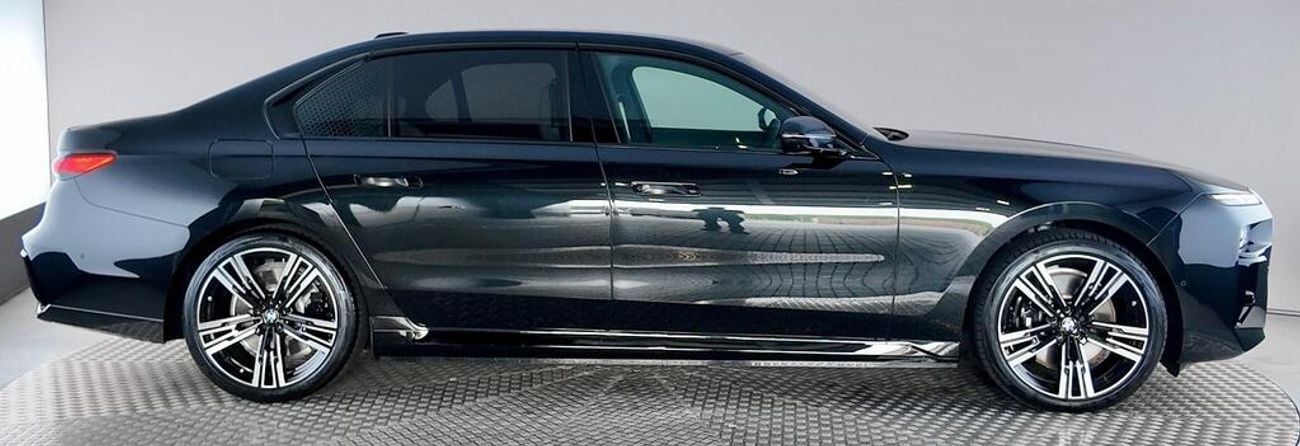 بي أم دبليو 750e xDRIVE بي إم دبليو 750E إم سبورت إكس درايف للتصدير فقط، قيادة يمين