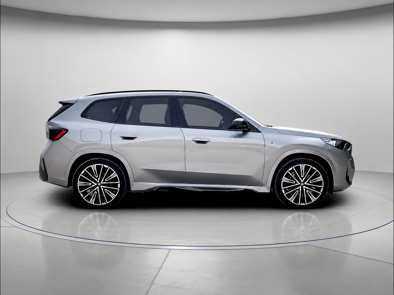 بي أم دبليو iX1 XDRIVE30 لوكس M SPORT PACKAGE