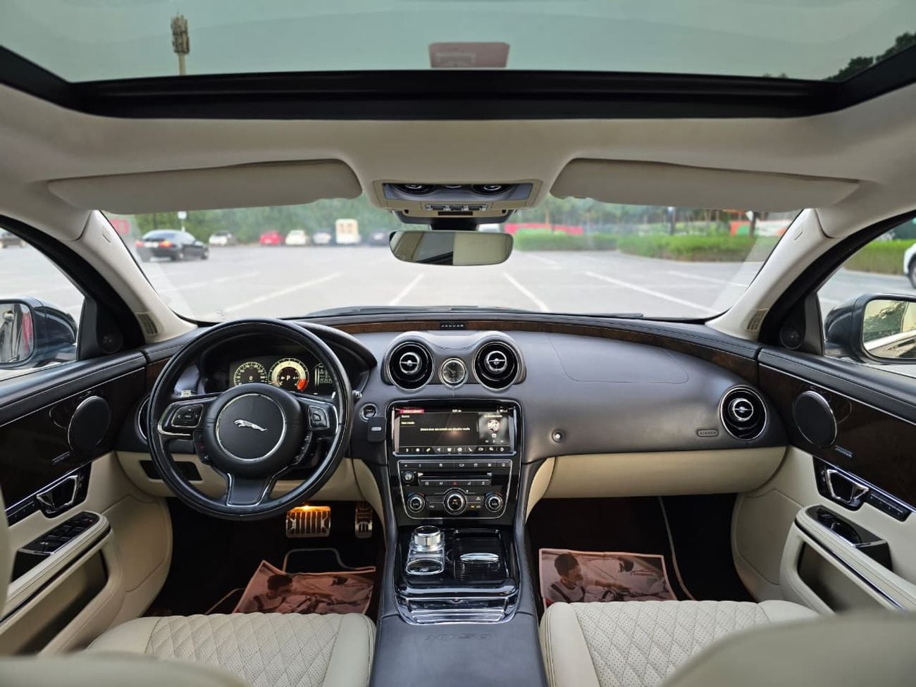 Jaguar XJ 50 - LWB Jaguar XJ 50 / 2019 V6 3.0L GCC Specs | Orginal paint | Accidrnt free | 2Keys | Perfect condition