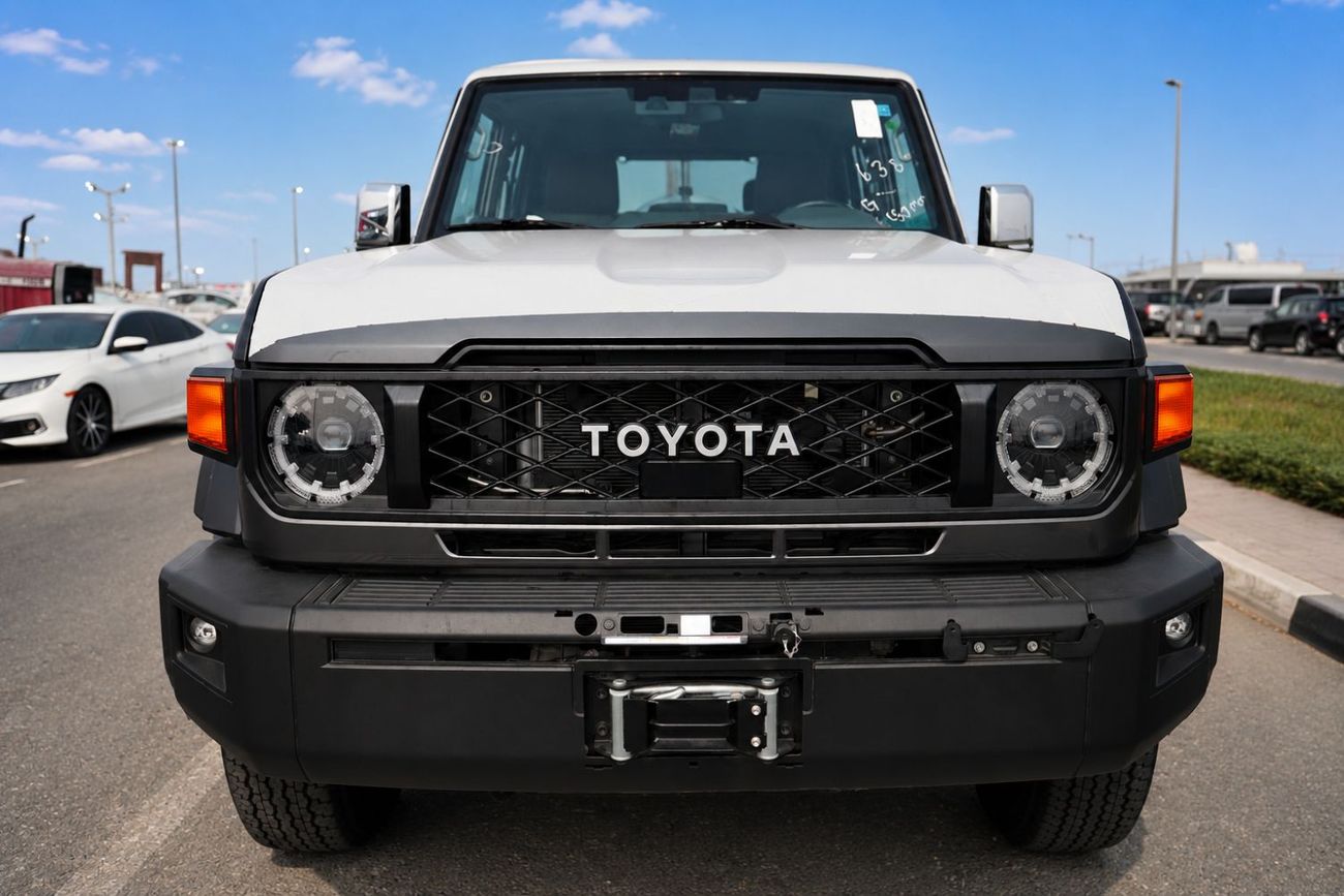 تويوتا لاند كروزر بيك آب S-DLX - DC 4x4 AT