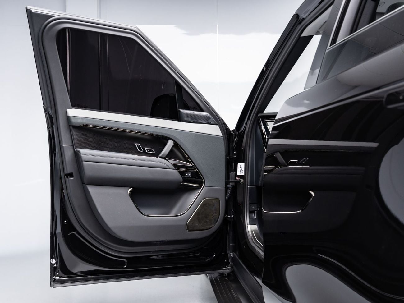 Land Rover Range Rover Sport SV EDITION ONE BUY NOW, PAY 2027 | THE BLACKLINE STANDARD | Al Tayer Warranty + Service Contract, Full Carbon, GCC