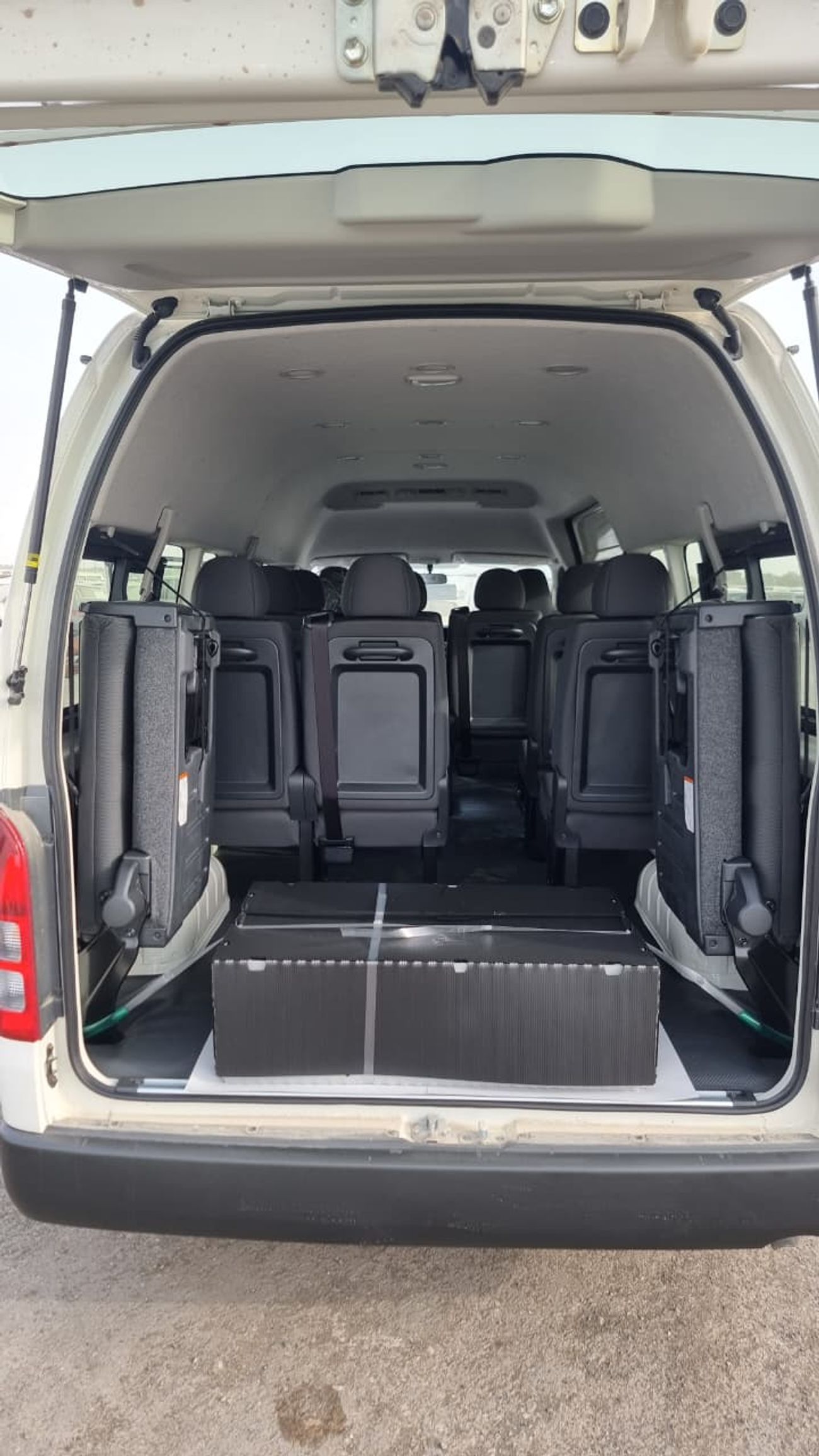 Toyota Hiace STANDARD DSL 2.5L - 4 CYL - MANUAL - DIESEL - REAR WHEEL DRIVER - 13 SEATS - 4 DOOR