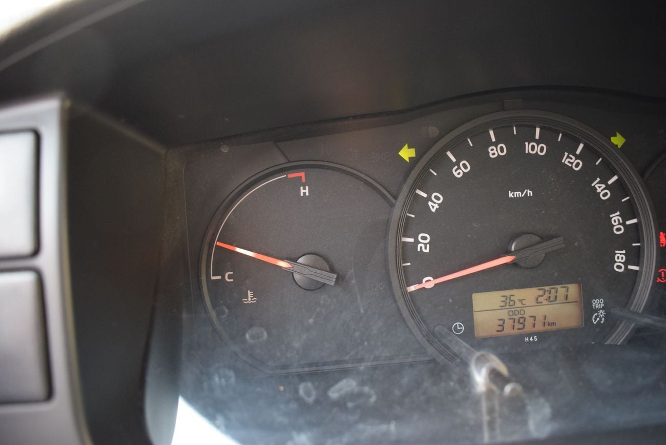 Toyota Hiace GL Toyota Hiace Std Roof Van 2.7L, Model: 2021. Only done 37000 Km
