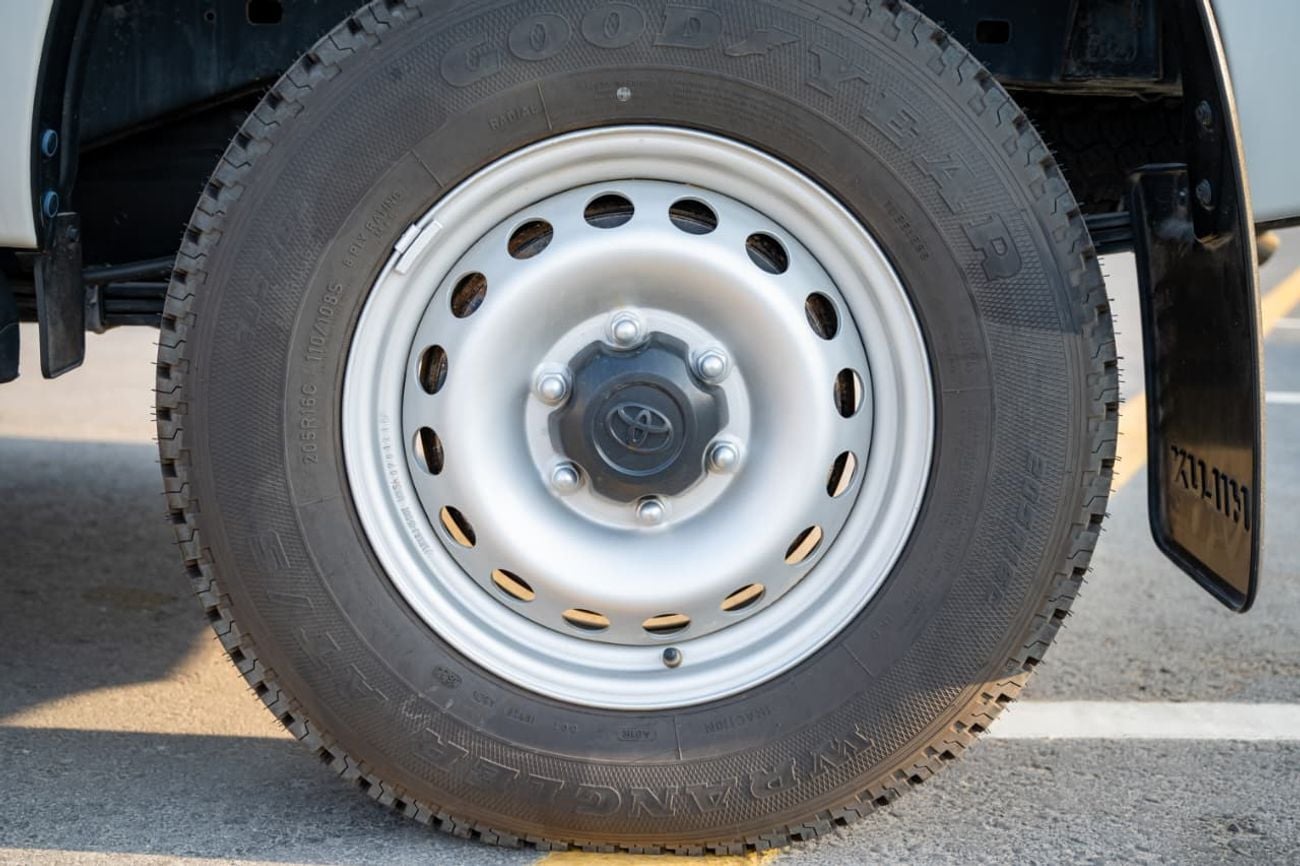 Toyota Hilux GL - Standard 2.7 4x4 Petrol Manual Transmission