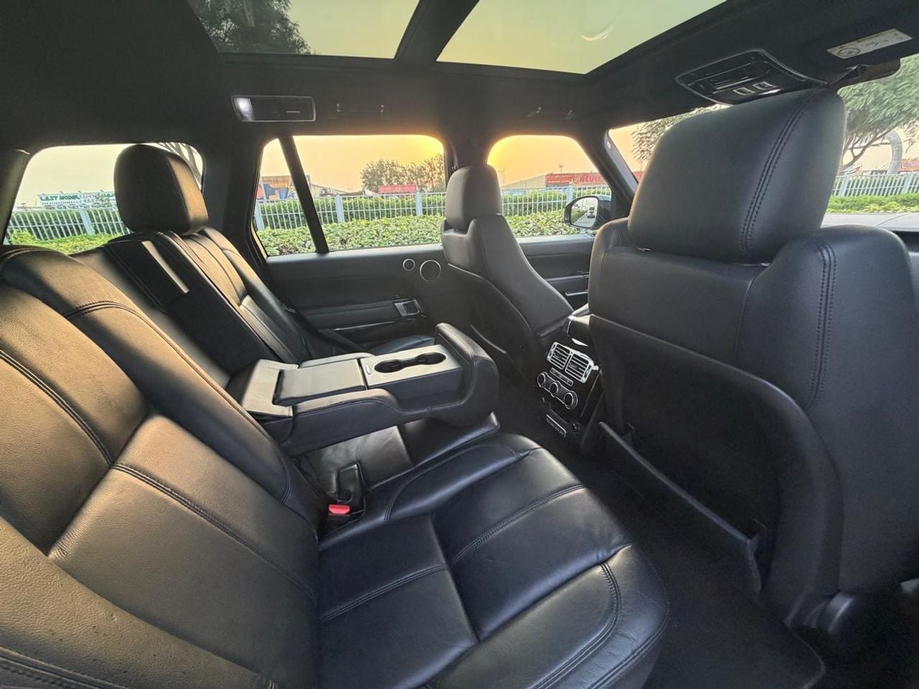 Land Rover Range Rover HSE Land Rover Range Rover HSE 2016 GCC Specs Full Service History 2 Keys First Owner One Year Warranty