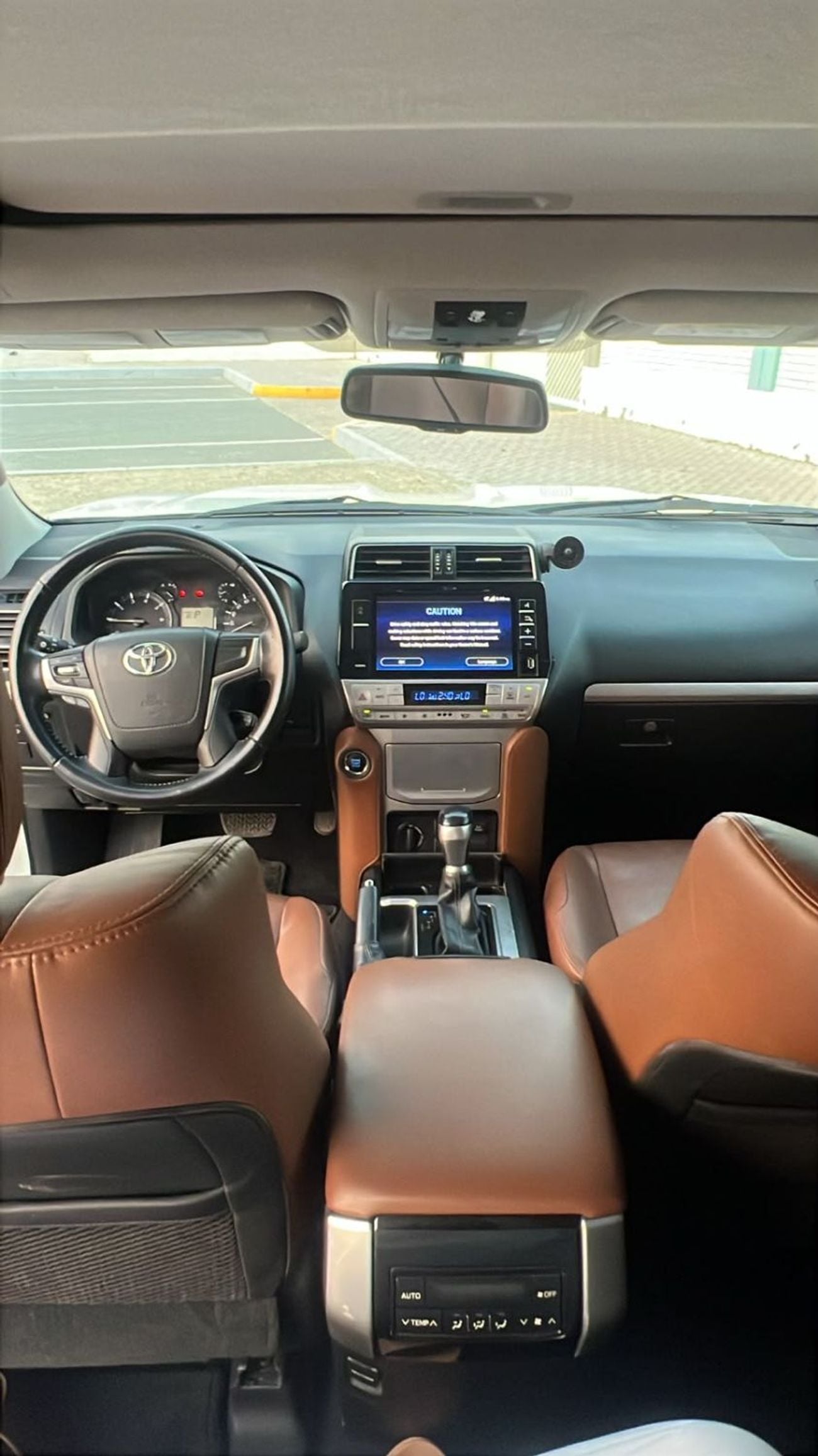 تويوتا برادو VXR محرك بنزين V6 سعة 4.0 لتر، كامل المواصفات، لون أبيض، زر تشغيل، فتحة سقف، ناقل حركة أوتوماتيكي، مقاعد